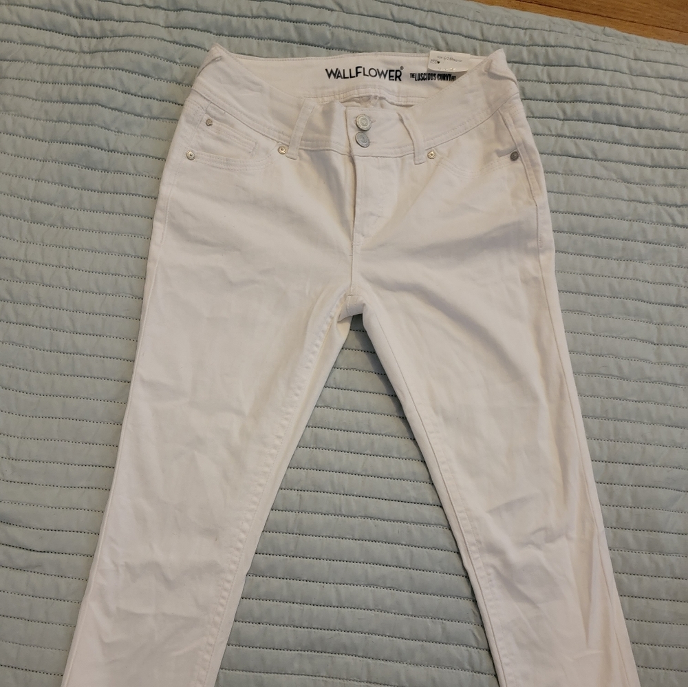 White wallflower ankle jeans